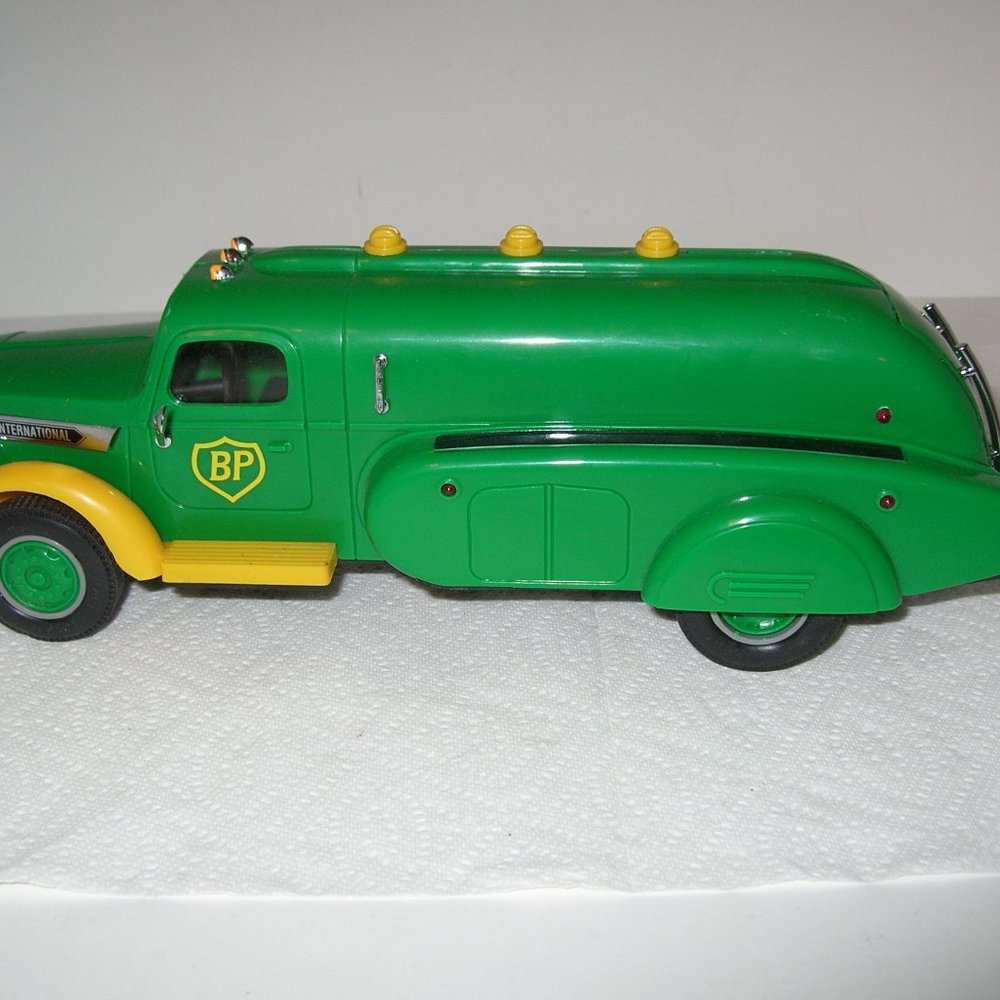 VINTAGE 1995 BP TRUCK BANK 1st ISSUE IN AN ANNUAL COLLECTOR SERIES #1 NIB 32